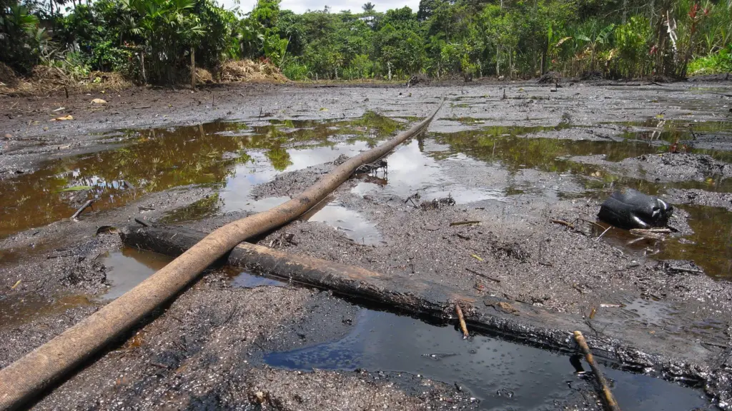 Derramamento de petróleo em Lago Agrio, na Amazônia equatoriana.